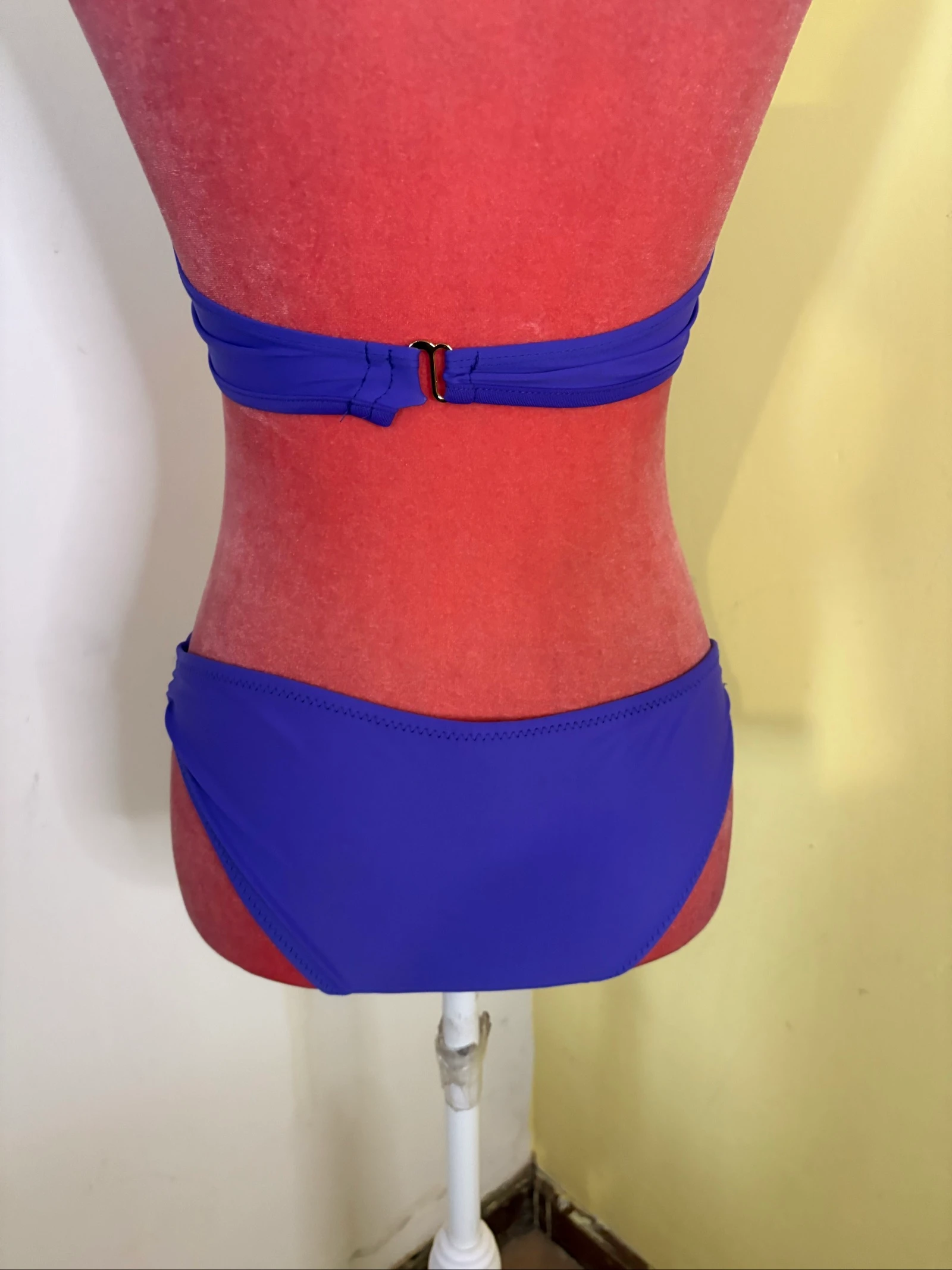 Halter bikini met zijcut-out – photo 5